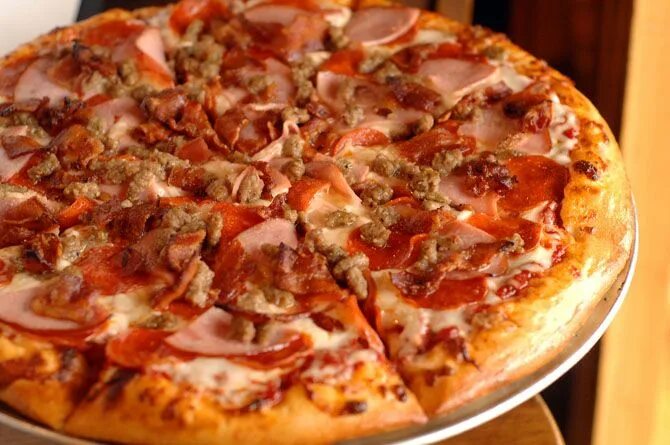 Пицца с фаршем фото Turn-of-the-century welcome at Inverness Inn Meat lovers pizza, Food, Meat pizza