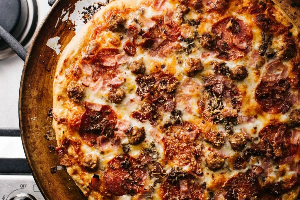Пицца с фаршем фото The Ultimate Meat-Lovers Pizza - i am a food blog Recipe Meat lovers pizza, Pizz