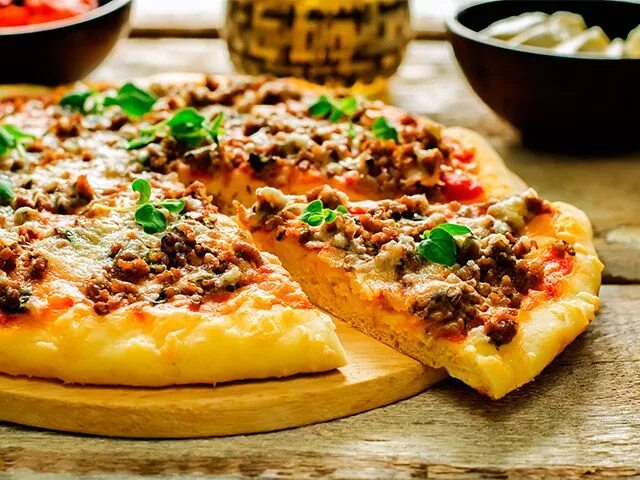 Пицца с фаршем рецепт с фото Pizza de Carne Picada y Bacón Recette pizza, Pizza au bacon, Pizza bolognaise