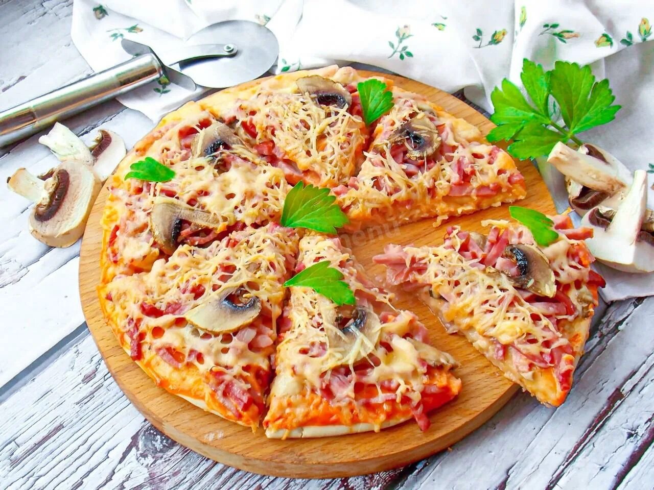 Пицца с грибами и колбасой фото Пицца с колбасой грибами и сыром рецепт фото пошагово и видео - 1000.menu