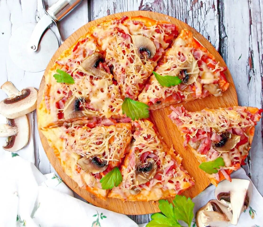 Пицца с грибами и колбасой фото Пицца с колбасой грибами и сыром рецепт фото пошагово и видео - 1000.menu