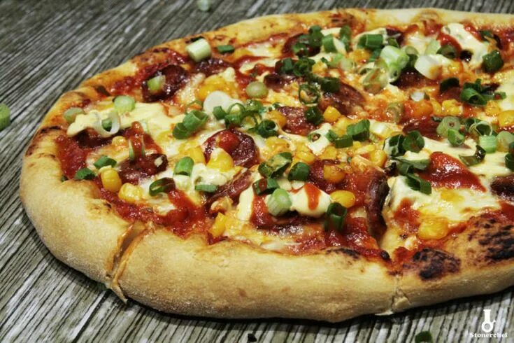 Пицца с халапеньо фото Pizza z kiełbasą chorizo, bekonezem jalapeno i srirachą - Stonerchef Recipe Kiel