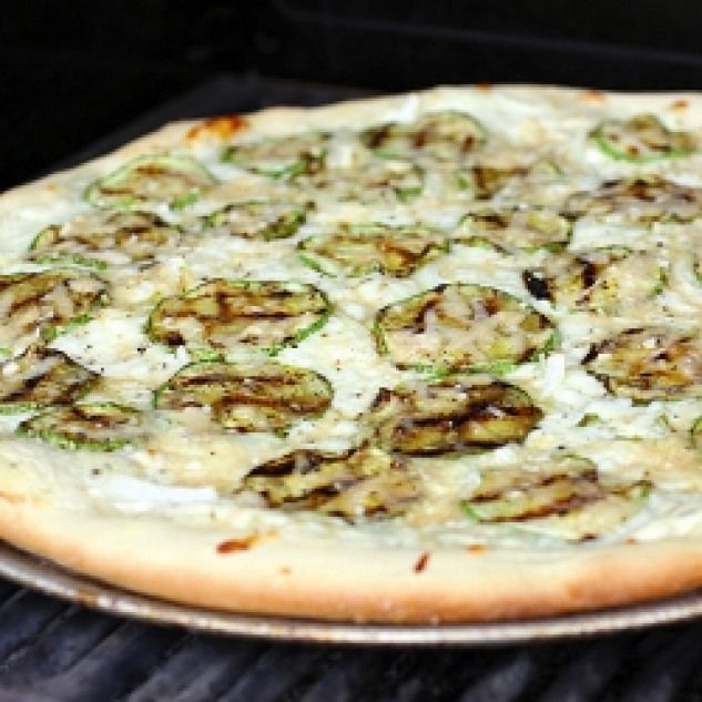 Пицца с кабачками фото Zucchini and Onion Garlic Pizza. Garlic White Pizza with Grilled Zucchini and On