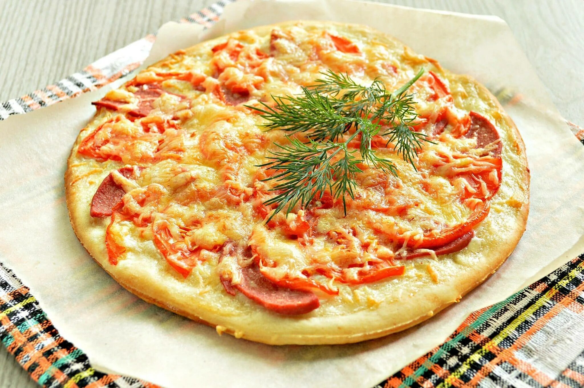 Пицца с колбасой и сыром фото Готовим пиццу с колбасой и сыром