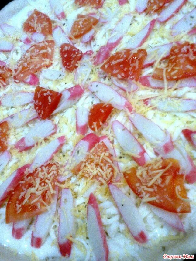 Пицца с крабовыми палочками фото Пицца со сливочным соусом, крабовыми палочками и помидорами - Страна Мам