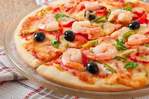 Пицца с креветками фото Premium Photo Pizza with salami, tomatoes and mushrooms