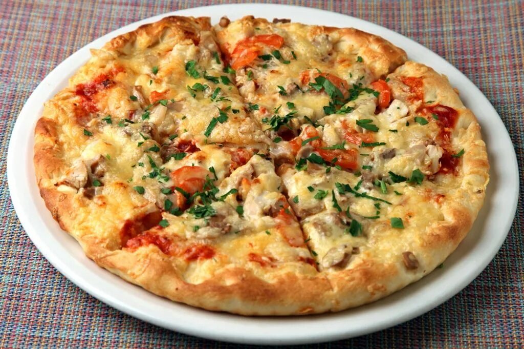 Пицца с курицей и сыром фото Пицца с курицей и грибами - рецепт в домашних условиях Food, Vegetable pizza, Pi