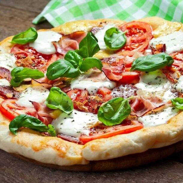 Пицца с моцарелла рецепты с фото Pizza tomates, salami et mozzarella Рецепт Recette 21 day fix Pinterest