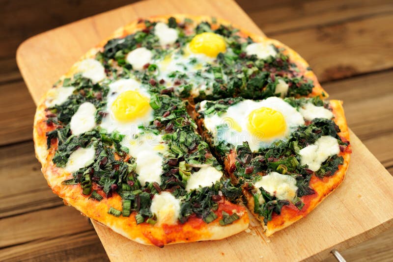 Пицца с яйцом рецепт с фото Round Green Pizza with Eggs and Mozarella on Wooden Board Stock Photo - Image of
