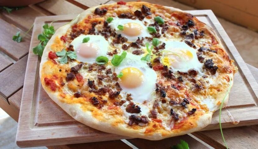 Пицца с яйцом рецепт с фото Пицца с яйцом и беконом на завтрак Receta Pizzas