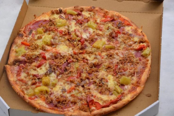 Пицца сервис павловская ул 55а фото Pizza mit Salami, Speck, Hackfleisch, Paprika und Peperoni von Pavone Pizza-Serv