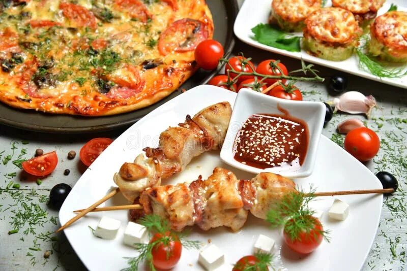Пицца шашлык фото Pizza Kebab Bbq Tomatoes Olives Garlic on Wooden Rustic Table Stock Image - Imag