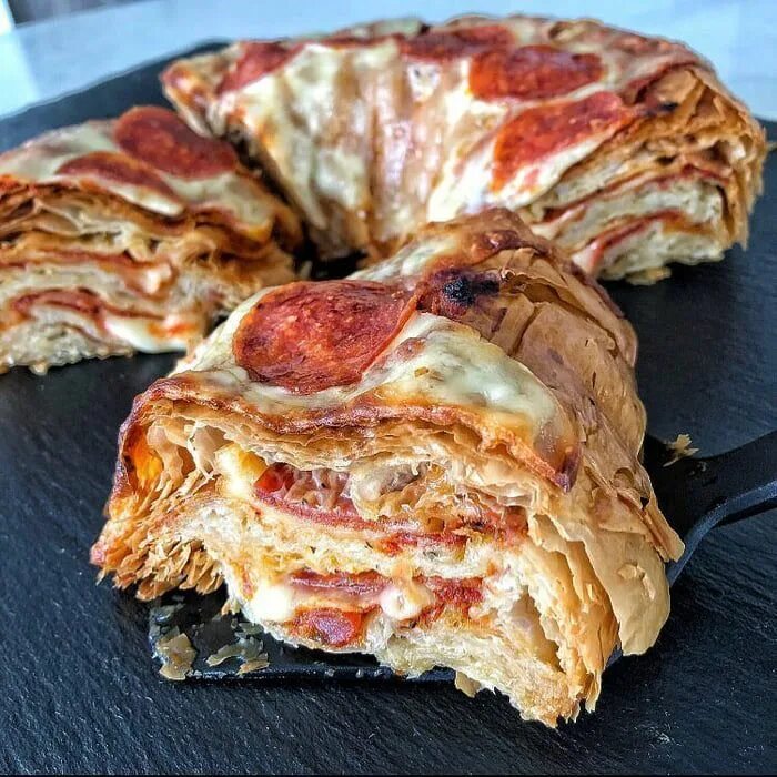 Пицца слоеная рецепт с фото Pepperoni pizza croissant ring - Food & Drinks Food, Pizza croissant, Unhealthy 