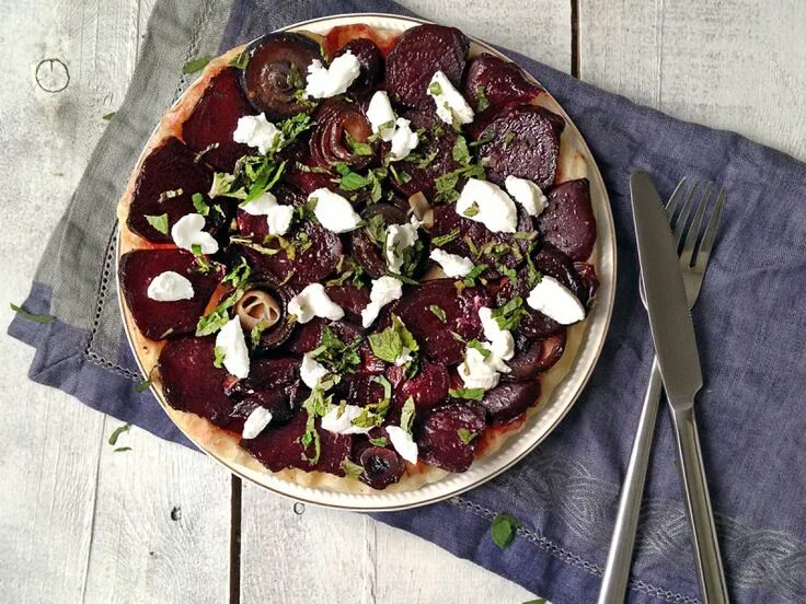 Пицца со свеклой рецепт с фото Тарт Татен со свеклой, луком, козьим сыром и мятой Recipes, Food, Vegetable pizz