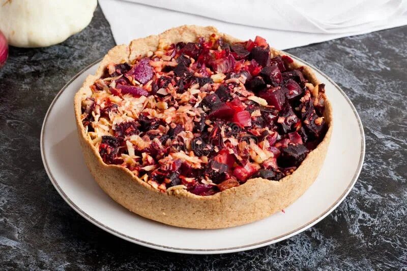 Пицца со свеклой рецепт с фото Tartlet с бураками, красным луком и козий сыром Пирог свеклы Стоковое Фото - изо