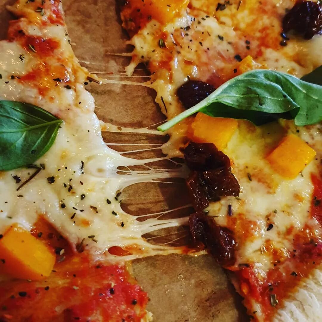 Пицца сыр тянется фото Пицца с козьим сыром и тыквой от Camorra pizza e birra обзор Zаметки на салфетке