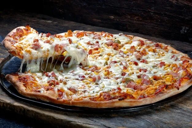 Пицца сыр тянется фото Premium Photo Pizza with tomatoes sausage and cheese
