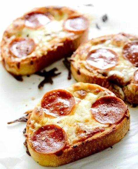 Пицца в хлебе рецепт с фото French Bread Garlic Toast Pizza is a quick and easy dinner the whole family will