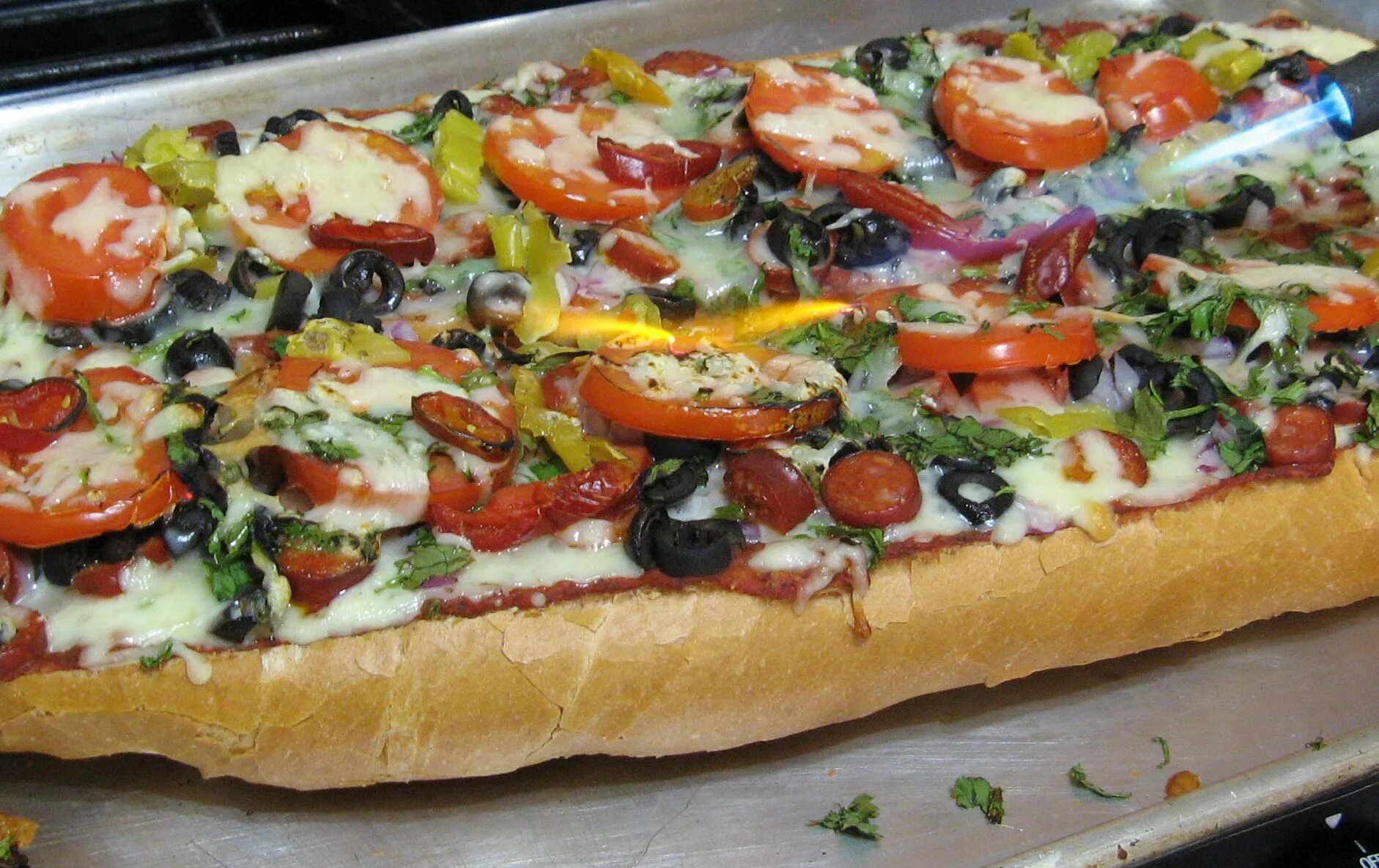 Пицца в хлебе рецепт с фото Browning the Cheese on top of the Pizza Bread (With images) How to make pizza, P