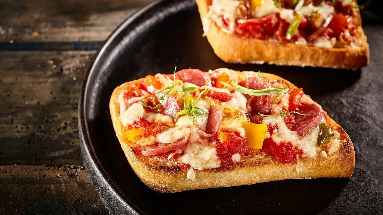 Пицца в хлебе рецепт с фото How to make BREAD PIZZA WITHOUT OVEN Homemade pizza on pan Recp Hungry Day - You