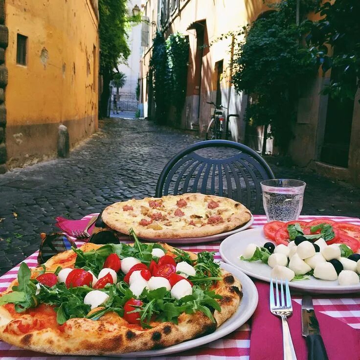 Пицца в италии фото Sezgin YILMAZ on Instagram: "Roma ve Pizza.. :) snapchat: sezyilmaz" Pizza, Food
