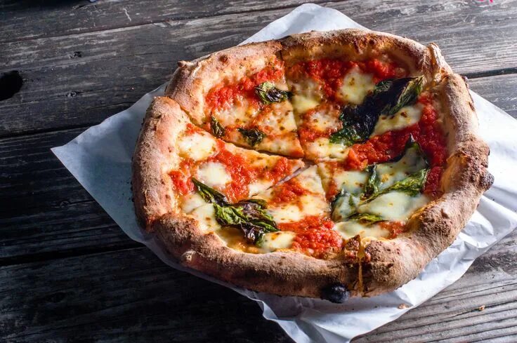 Пицца в италии фото настоящие Pizza: 10 curiosità e 20 ricette per festeggiare il Pizza Day Идеи для блюд, Ита