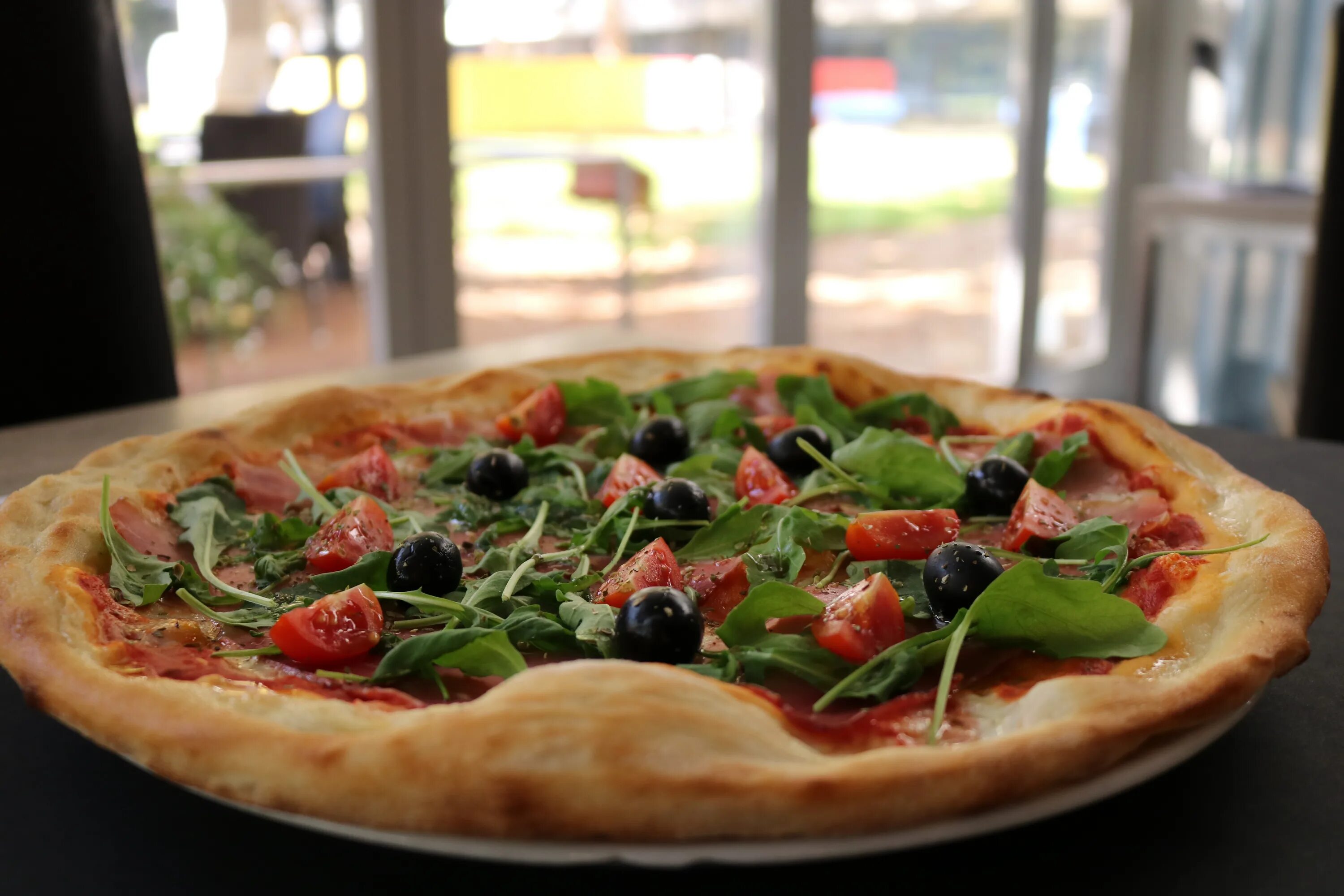 Пицца в италии фото настоящие Italian pizza with tomatoes, olives and basil free image download