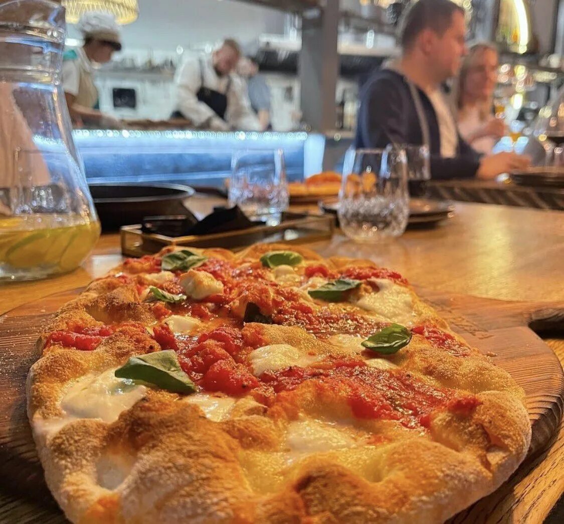 Пицца в кафе фото Lucky pizza, ресторан в Новосибирске