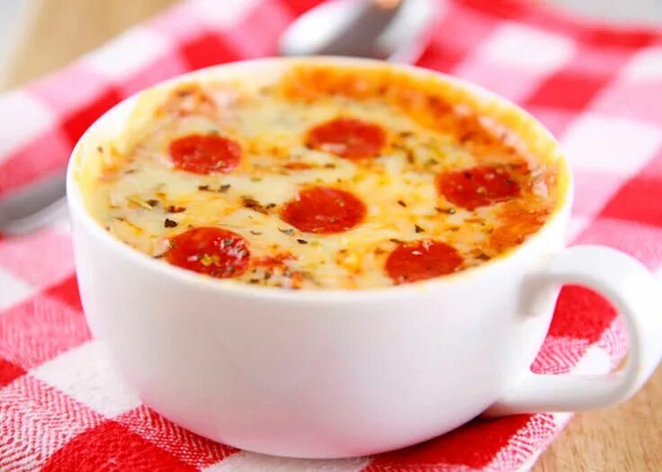 Пицца в микроволновке рецепт с фото Une pizza dans un mug prête en 5 minutes Microwave mug recipes, Mug recipes, Piz