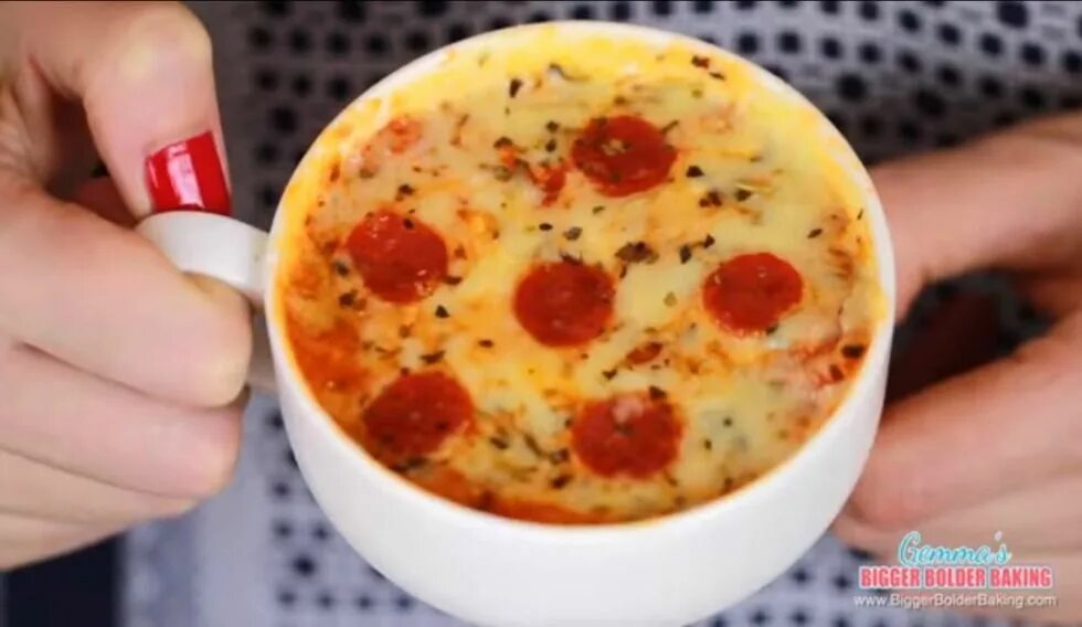 Пицца в микроволновке рецепт с фото Here's How to Make Actual Pizza In a Mug In Under Two Minutes Mug recipes, Pizza
