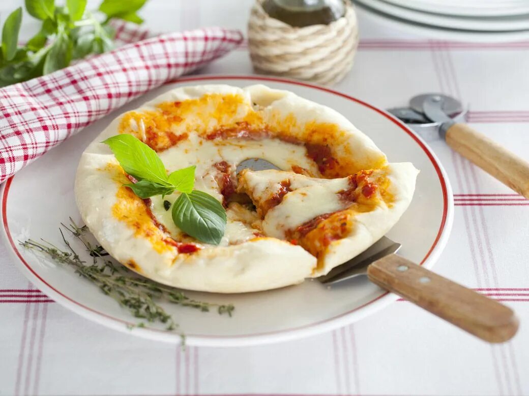Пицца в мультиварке фото Пицца "Маргарита" в мультиварке - recipes POLARIS