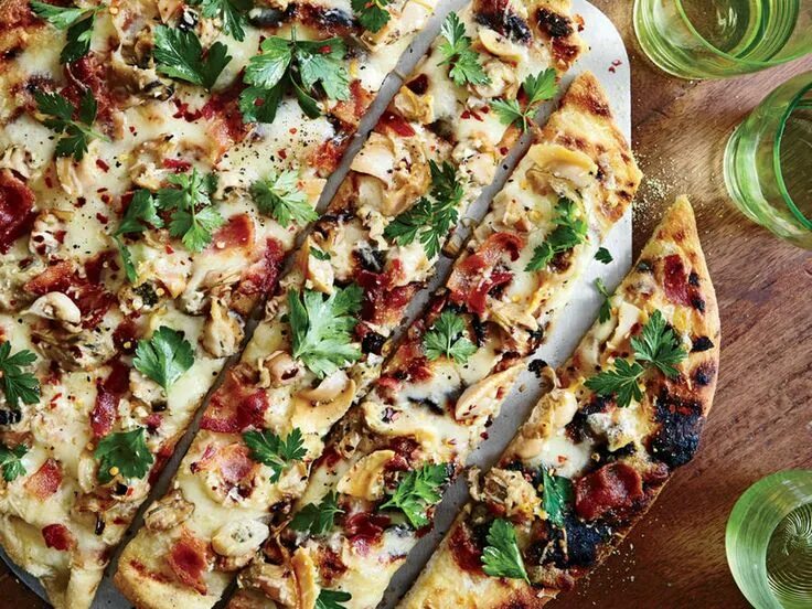 Пицца варианты начинки фото Grilled White Pizza with Clams and Bacon Recipe Recipe Cooking pizza, Bacon reci