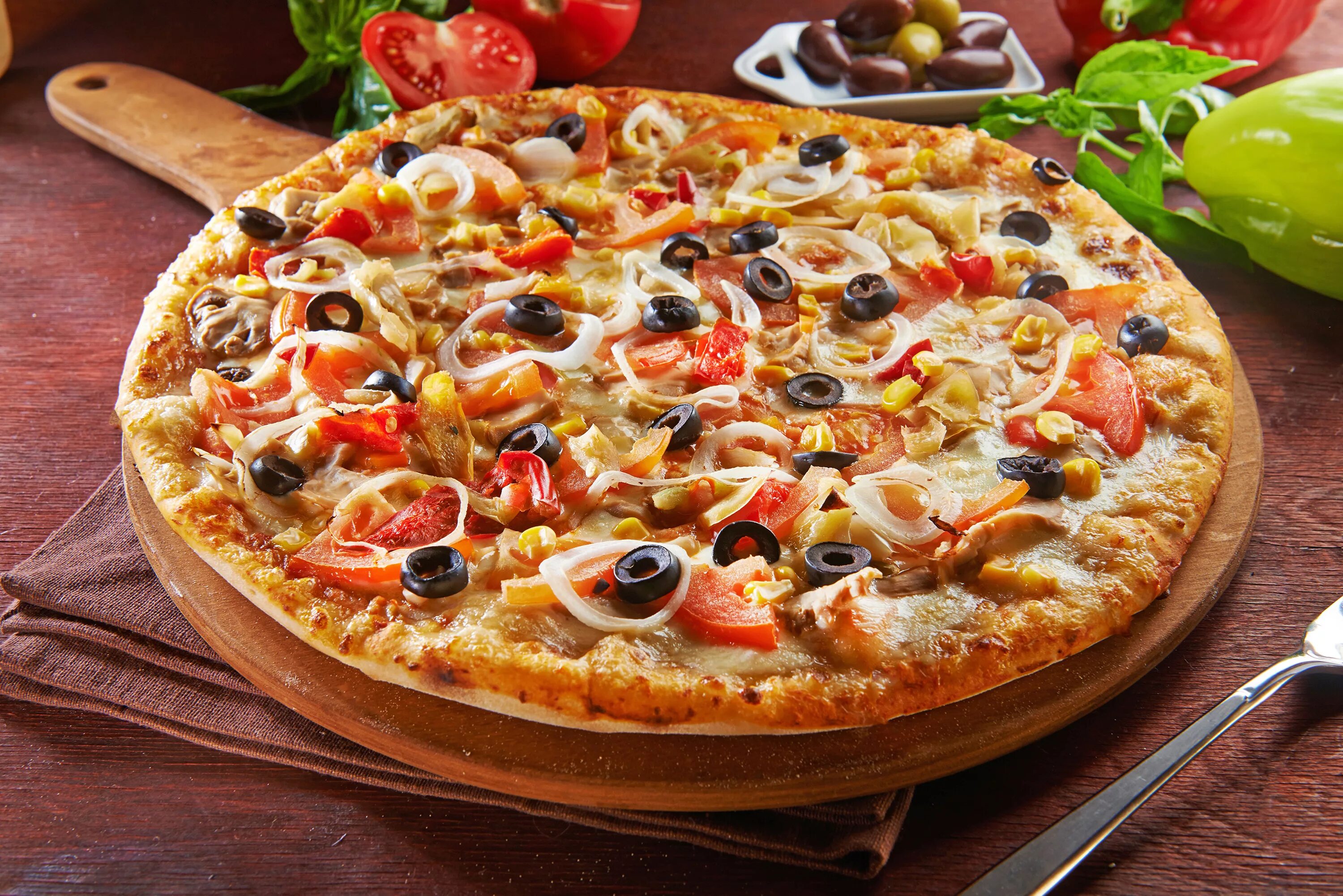 Пиццы фото состав Big pizza on the board with olives and tomatoes Desktop wallpapers 1024x1024