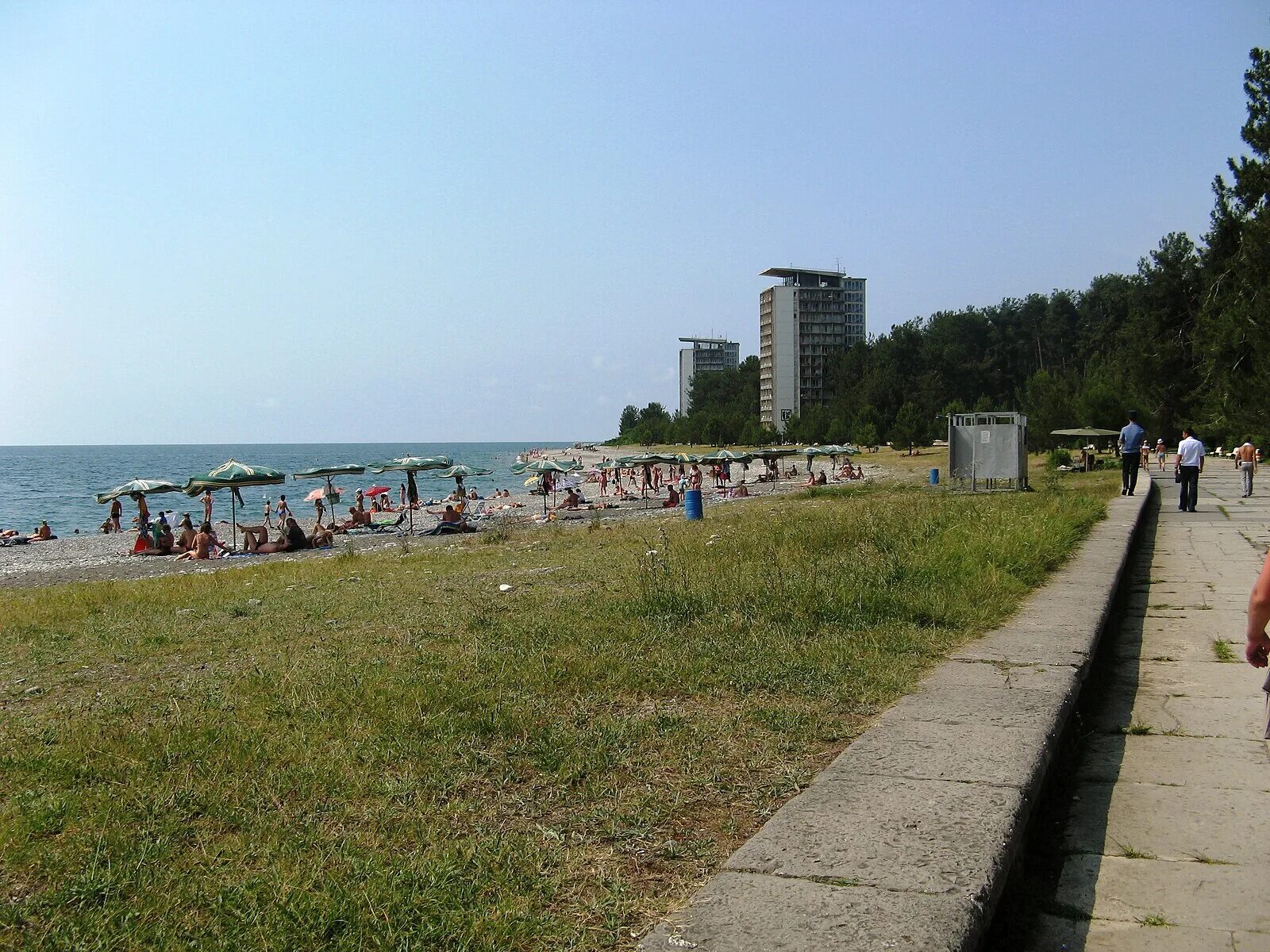 Пицунда центральный пляж фото Файл:Central beach of Pitsunda.jpg - Википедия