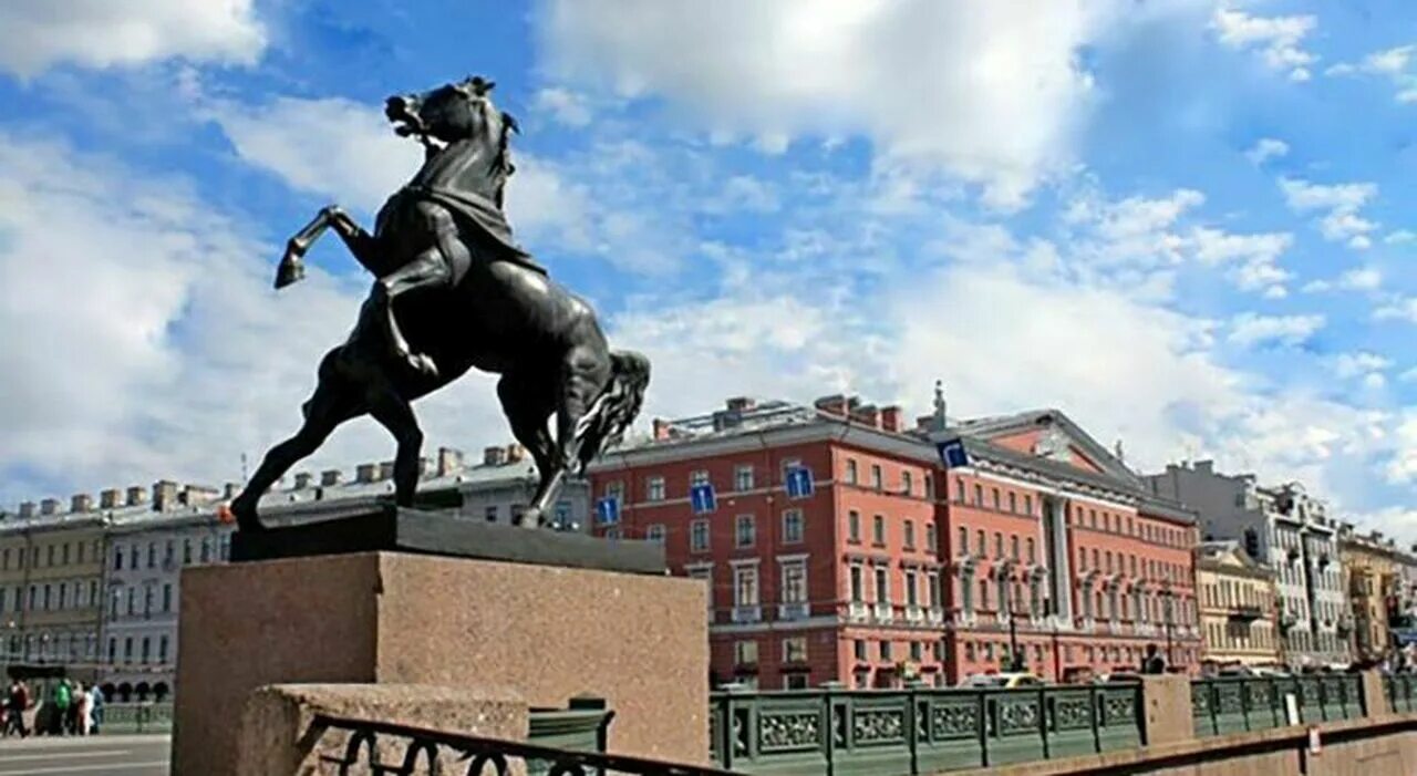 Питер аничков мост фото Napoli, dalla Russia con amore: i cavalli della zarina e il mitico signor Papoff
