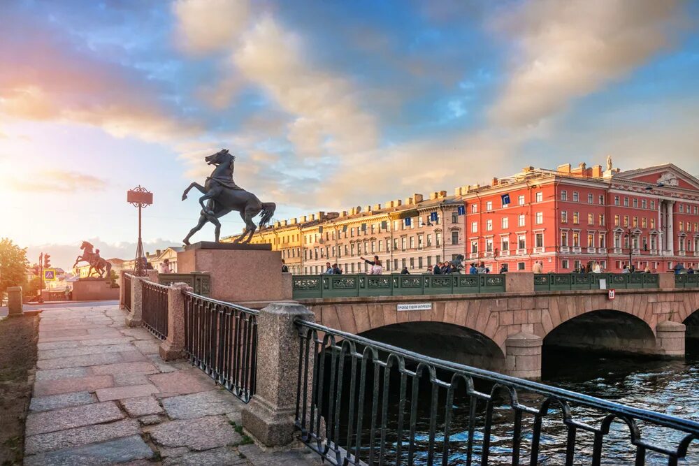 Питер аничков мост фото В Петербурге задержали мужчин, надевших варежки на скульптуры коней - Российская