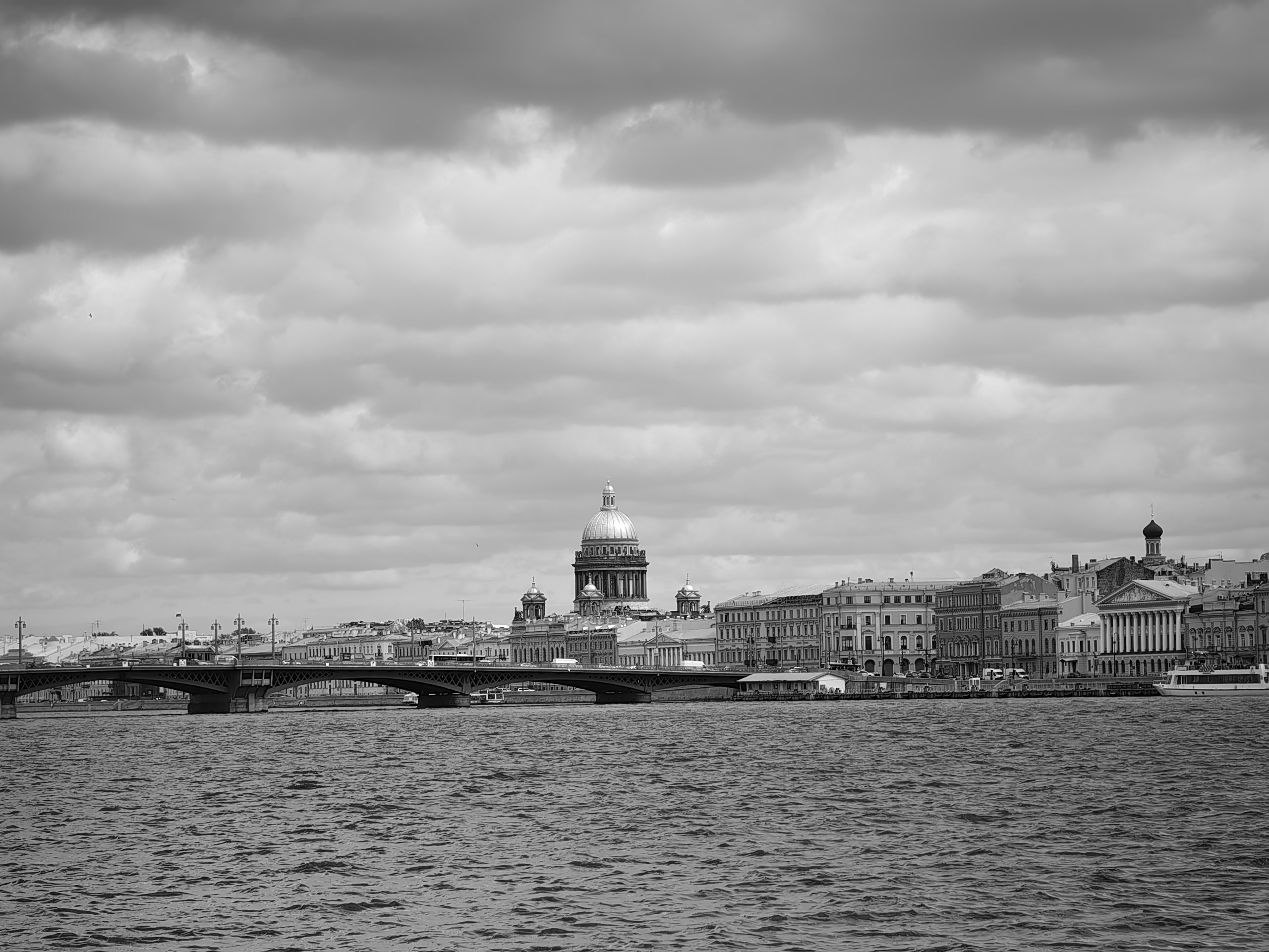Питер белые фото Монохромный Петербург. Возвращение к черно-белой фотографии - Mobile-review.com 