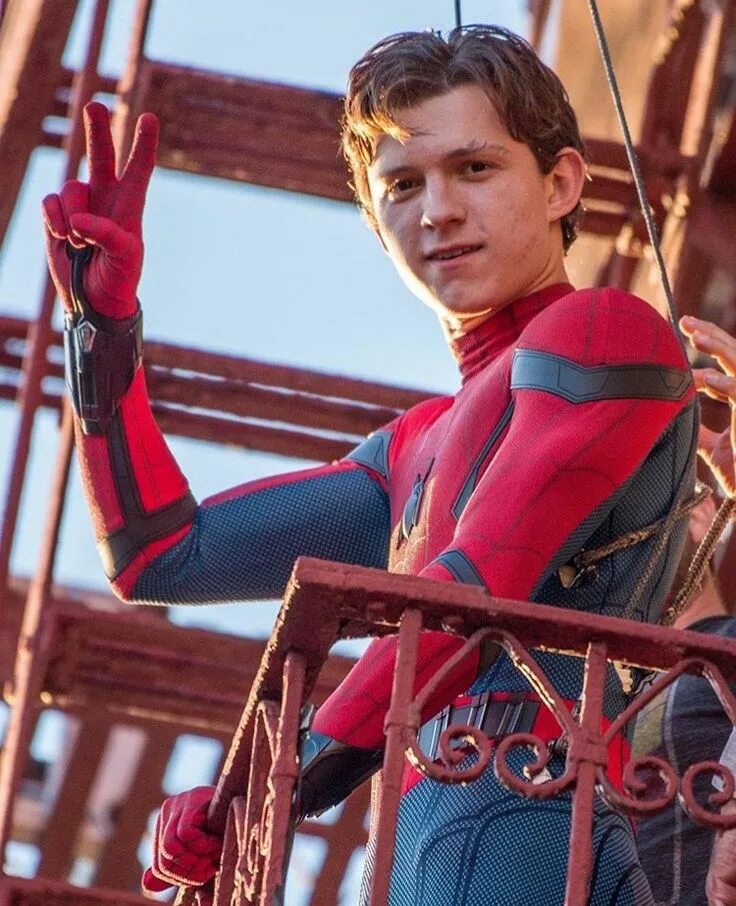 Питер человек паук фото Pin by Sedona Baldwin on Tom Holland & Harrison Osterfield Tom holland, Tom holl