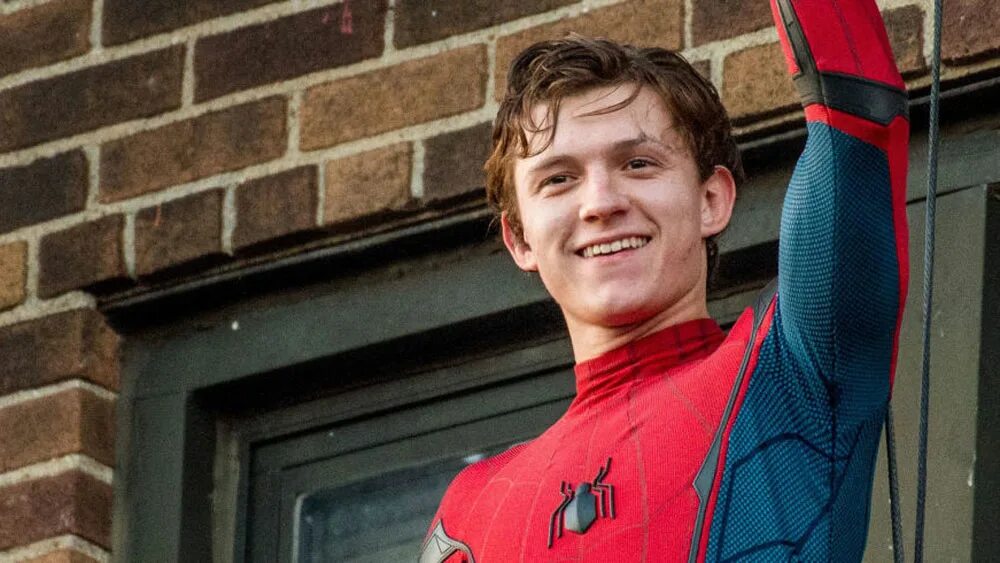 Питер человек паук фото Tom Holland Reveals Real 'Spider-Man 3' Title After Trolling Fans