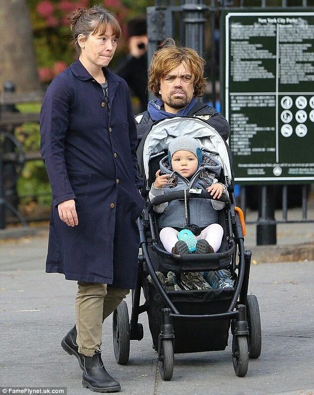 Питер динклэйдж семья фото Peter Dinklage and wife take their daughter out for a stroll in NY Peter dinklag