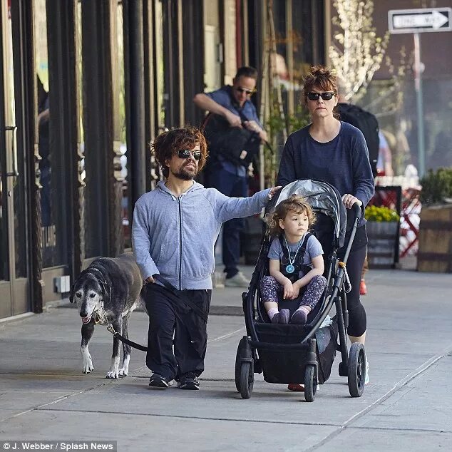 Питер динклэйдж семья фото Game of Thrones' Peter Dinklage keeps it casual wife Erica in New York Daily Mai