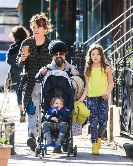 Питер динклэйдж семья фото Peter Dinklage and Wife with Kids in NYC
