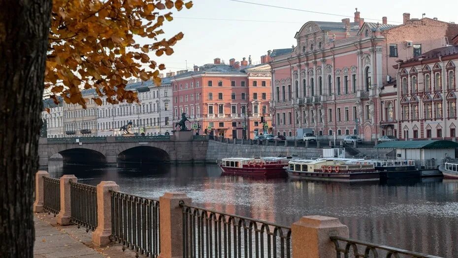 Питер фонтанка фото Штрафы до 100 тысяч вводят в Петербурге за неоплаченную стоянку судов у причалов