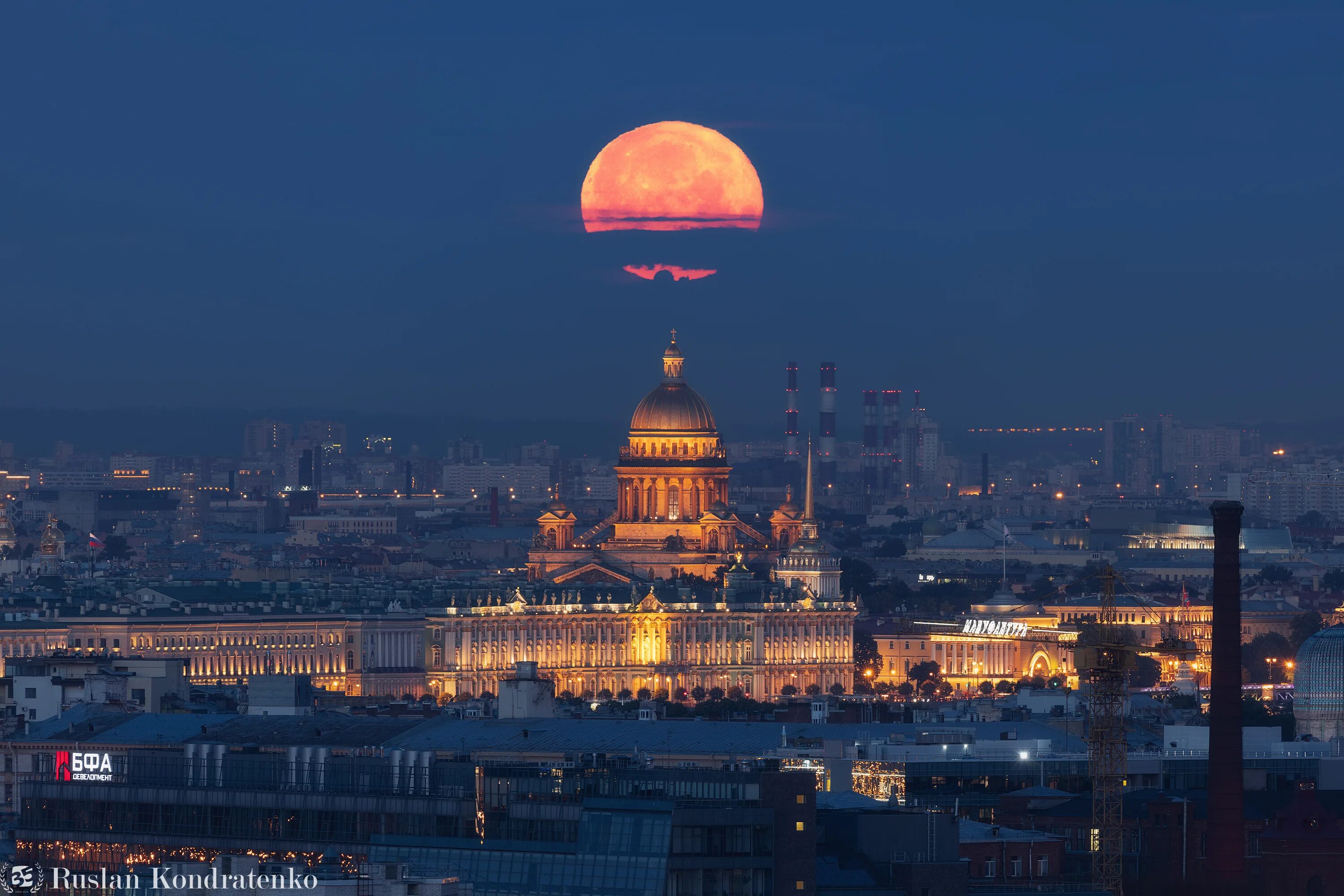 Питер луна фото Луна над Исаакиевским собором. Фотограф Кондратенко Руслан