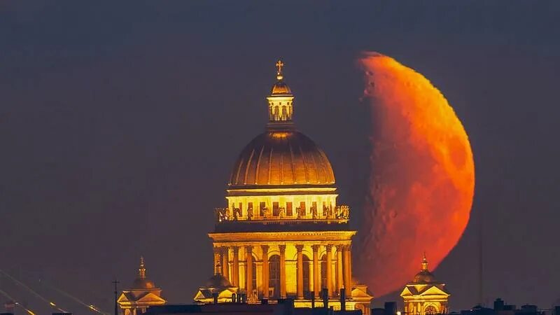 Питер луна фото Фотограф снял красивейший закат луны над Исаакиевским собором - видео