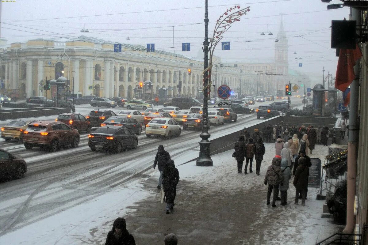 Питер сегодня фото 2024 Снег идет, и все в движении. Петербург замело, но горожан это не пугает Фонтанка