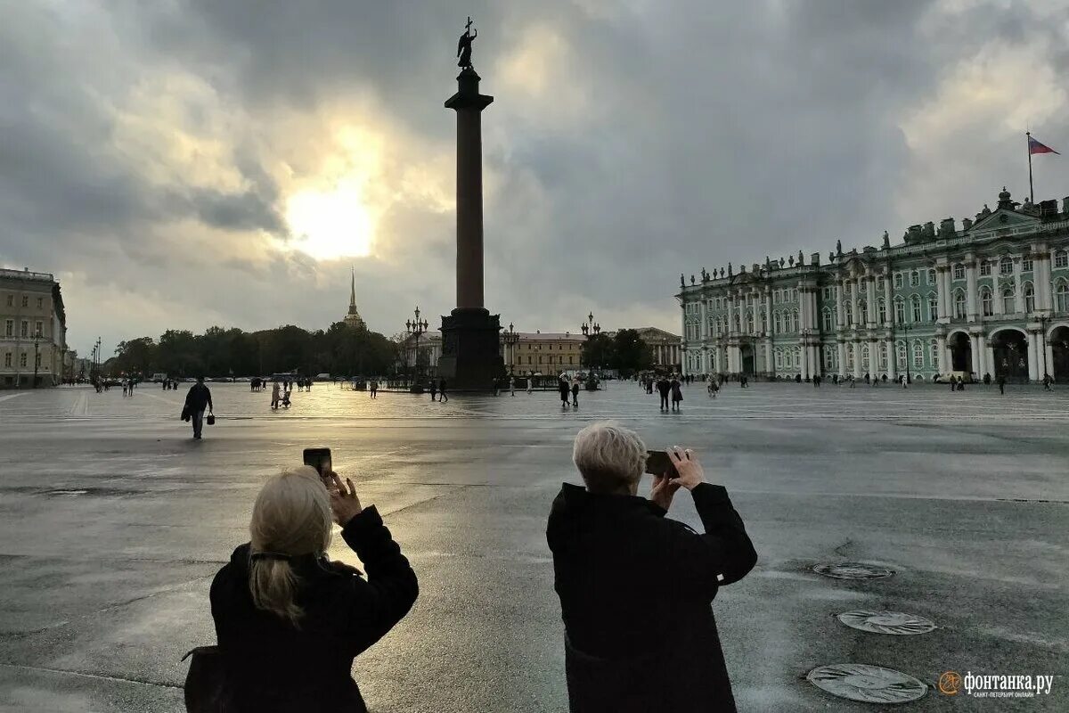 Питер сейчас фото в реальном времени Тучи свинцовые, но радости не лишают. Жители Петербурга проводят время на улице,