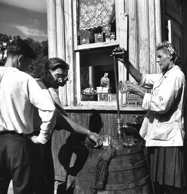 Пиво старые фото За пивом. Киев. 1947 Magnum photos, Street scenes, Historical figures