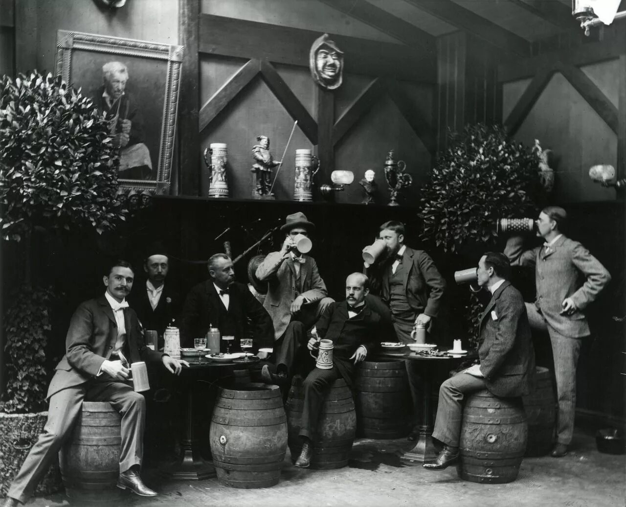 Пиво старые фото Robert L. Bracklow, Munchen Hoffbrau Interior, ca. 1896-1905. New-York Historica