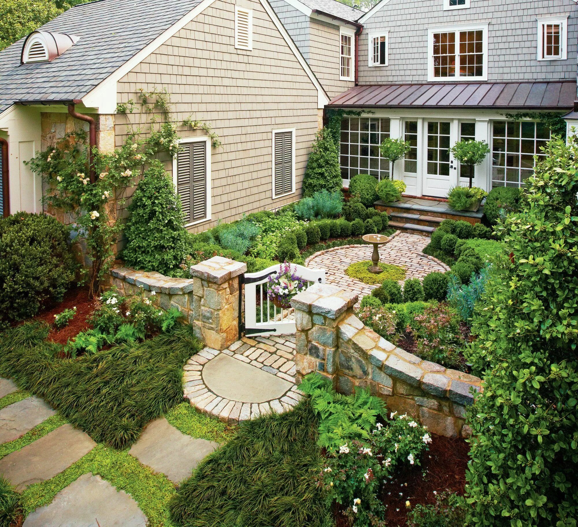 Планировка перед домом courtyard garden #gardencare The Souths Best Gardens Southern Living Cottage gar